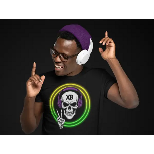 Mann mit Kopfhörern trägt ein Rock T-Shirt für Männer mit hochwertigem Druck eines Skull mit Kopfhörern der das Friedenssymbol macht.