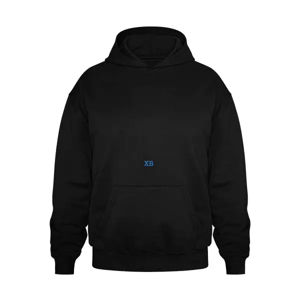 Front-Ansicht,Rock Hoodie. Der schwarze Unisex Premium Hoodie hat auf der Vorderseite oberhalb der Känguru-Tasche die Buchstaben XB in der Farbe blau.Der Hoodie ist Öko-Tex zertifiziert und hat einen lockeren bequemen Schnitt.