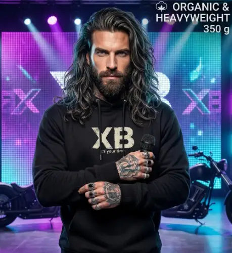 Rockiger markanter Mann trägt schwarzen Premium Rock Hoodie von XB.