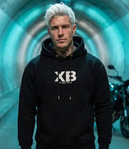 Mann in Tunnel trägt Heavyweight Premium Rock Hoodie von XB - it’s your Time.